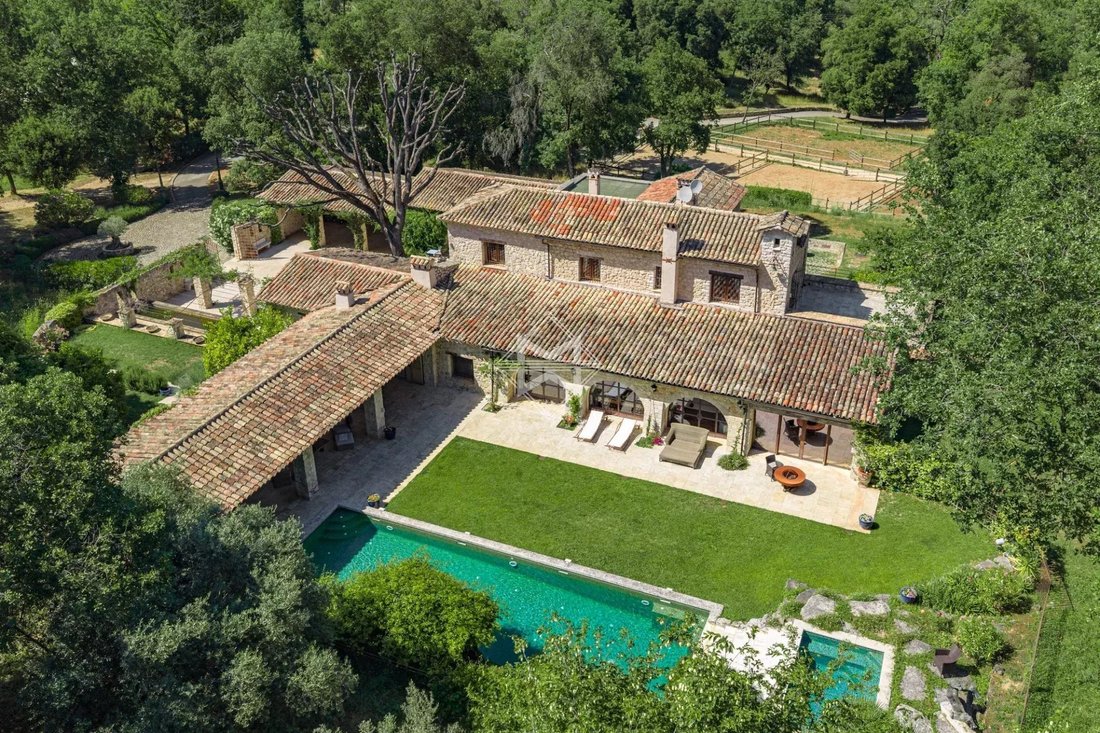 Estate in Nord, Roquefort-les-Pins, France 5 - 18337272