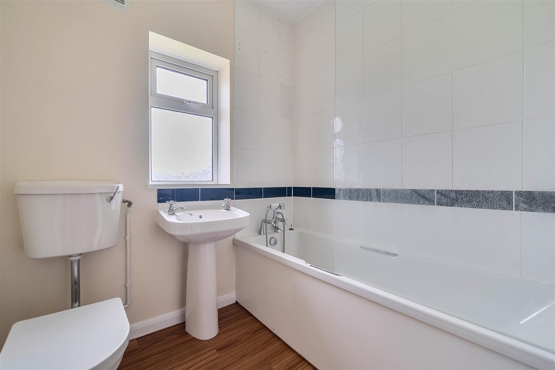 Bungalow in Guildford, England 1 - 18334933