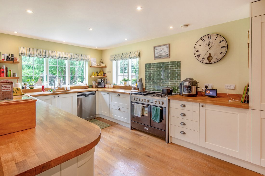 House in Dorking, England 4 - 18337217