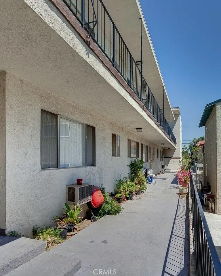 Glendale, California, United States 4 - 18340350