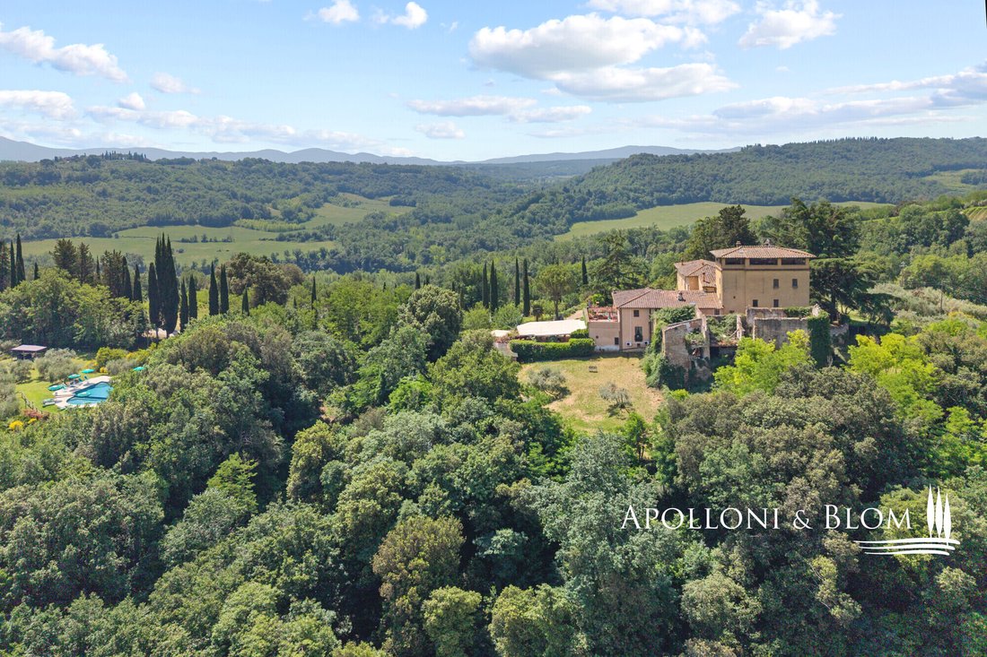 House in San Gimignano, Tuscany, Italy 2 - 18340678
