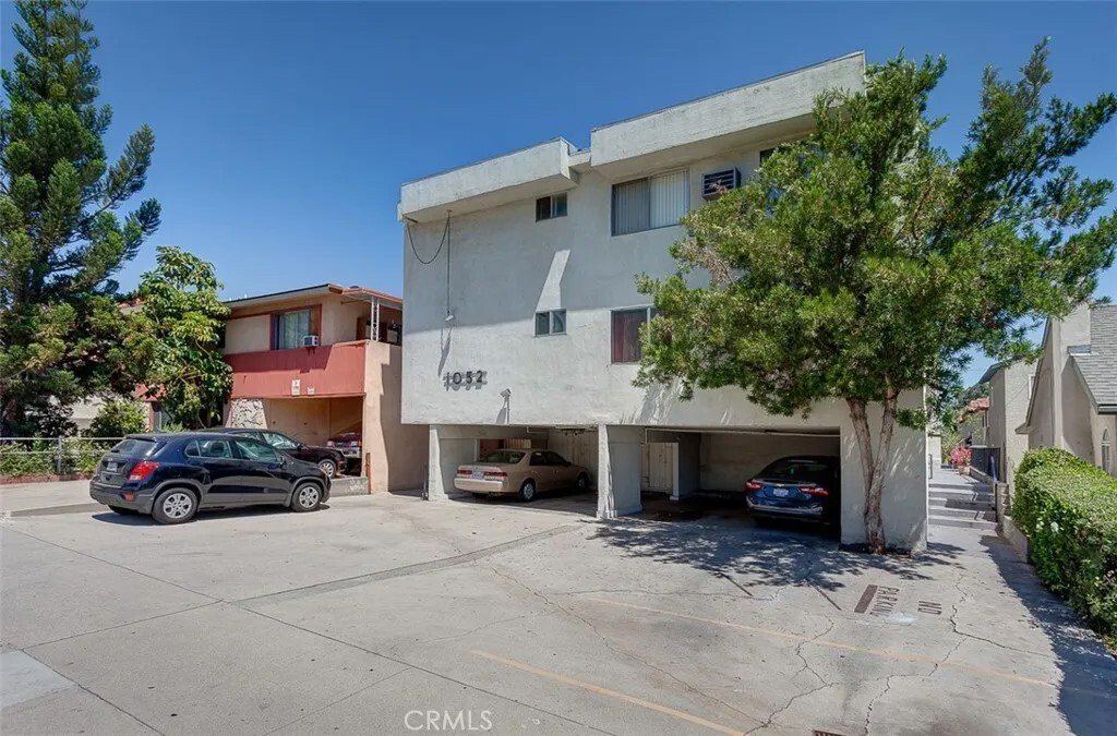 Glendale, California, United States 2 - 18340350
