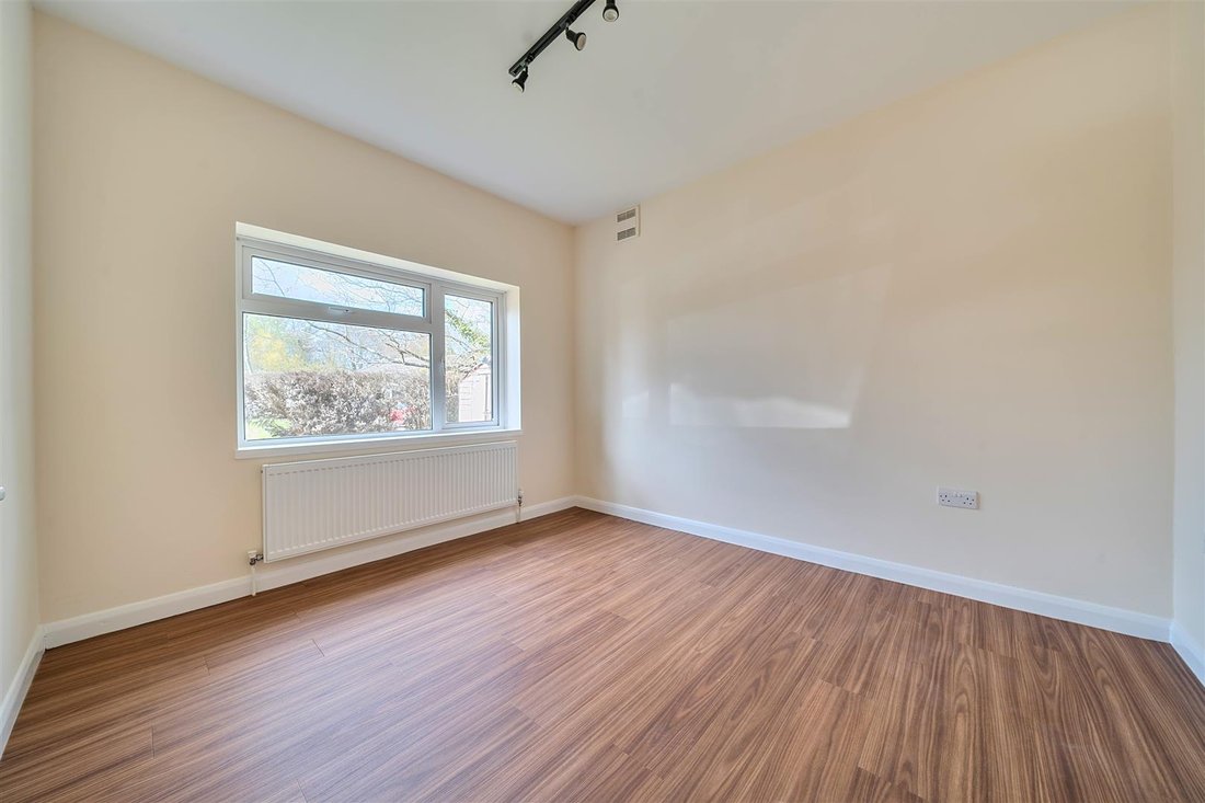 Bungalow in Guildford, England 2 - 18334933