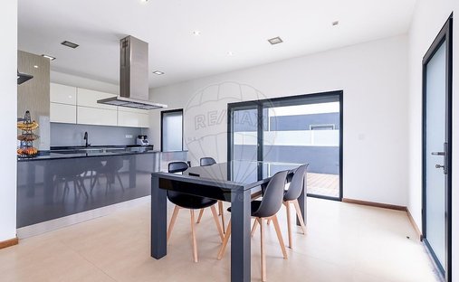House in Silveira, Lisbon, Portugal 1