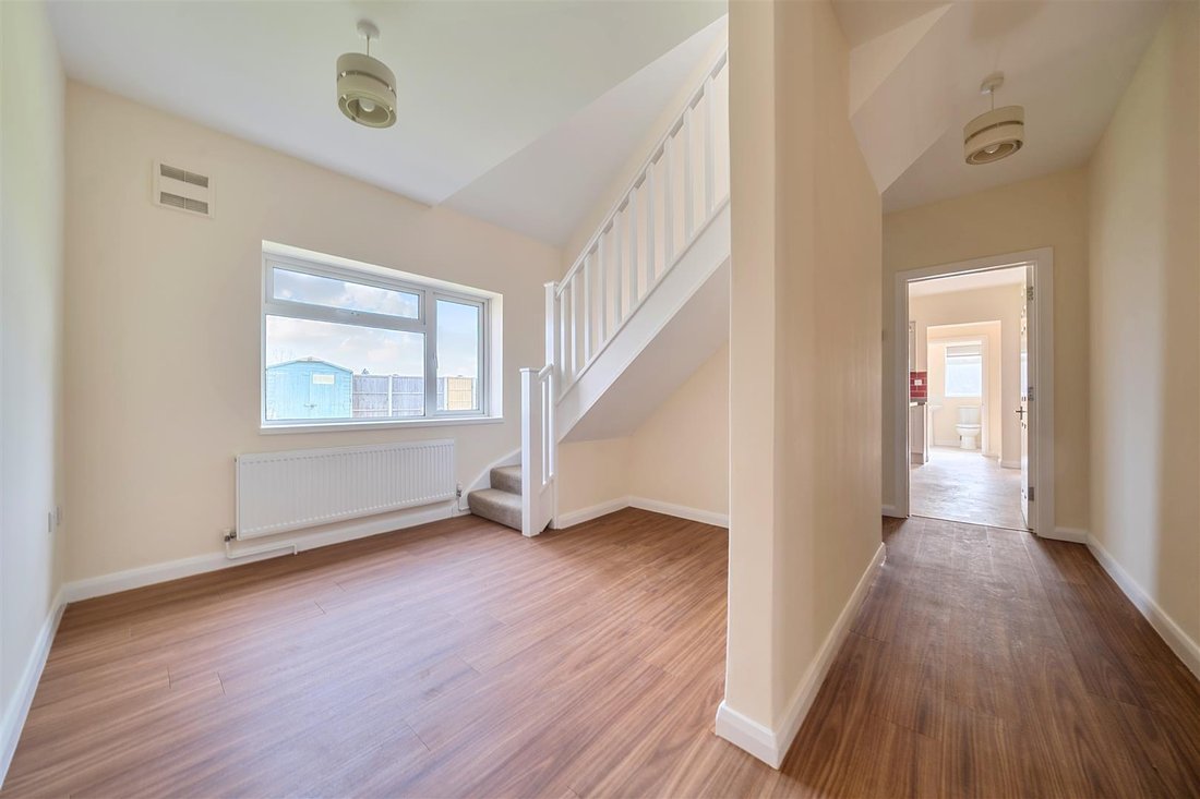 Bungalow in Guildford, England 3 - 18334933