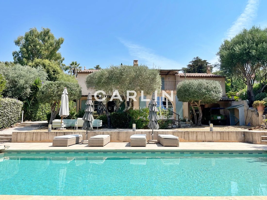 Villa in La Croix-Valmer, Provence-Alpes-Côte d'Azur, France 1 - 18337212