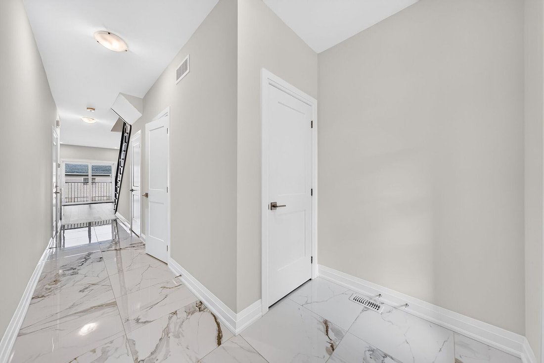 Condo in Guelph, Ontario, Canada 4 - 18342043