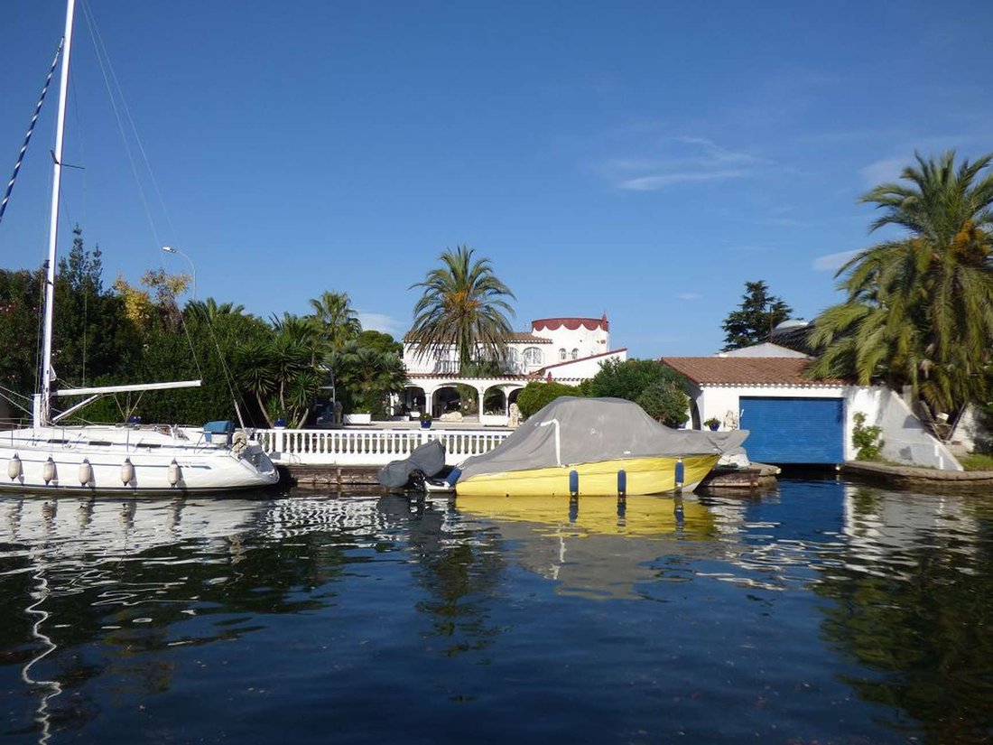 Villa in Empuriabrava, Catalonia, Spain 1 - 18335276