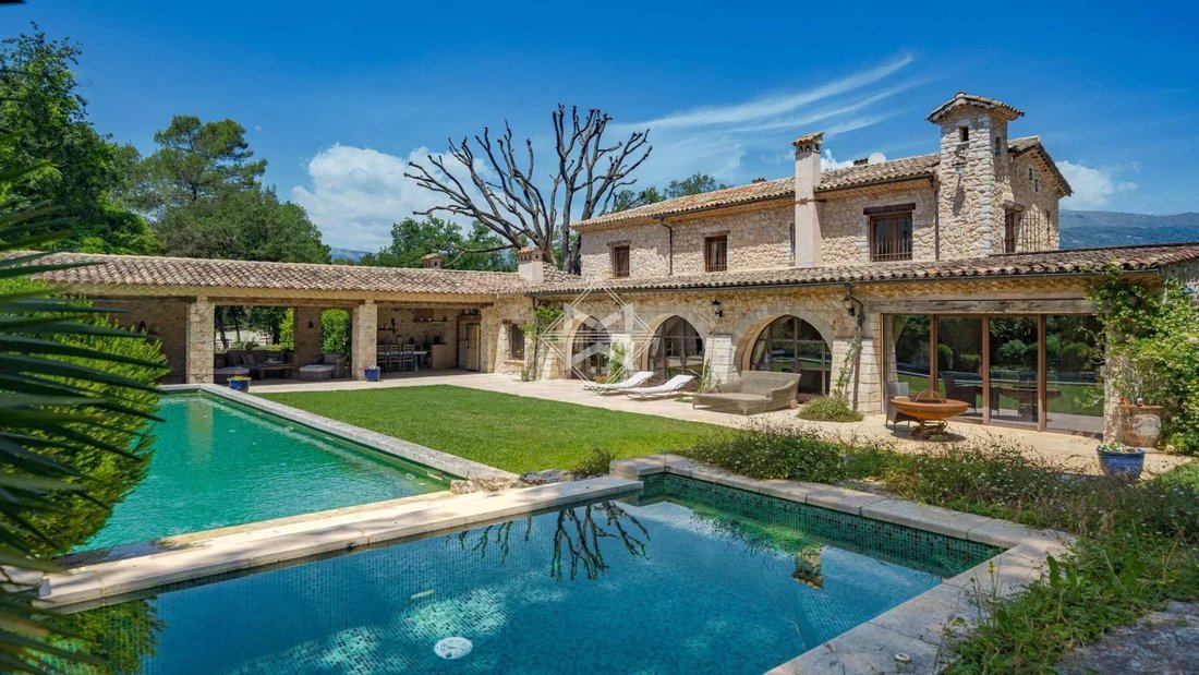 Estate in Nord, Roquefort-les-Pins, France 1 - 18337272