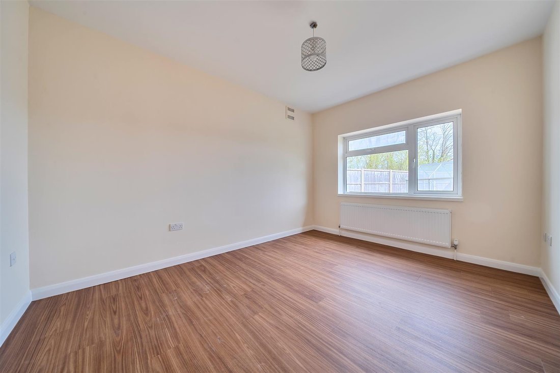 Bungalow in Guildford, England 4 - 18334933
