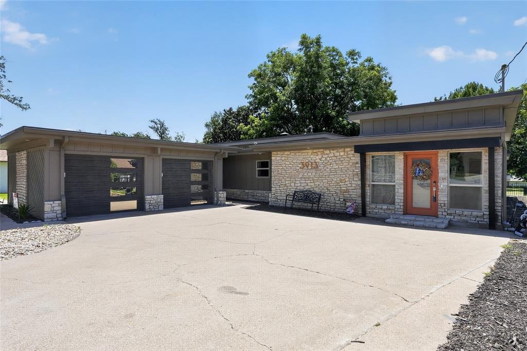 House in Granbury, Texas, United States 2 - 18340686