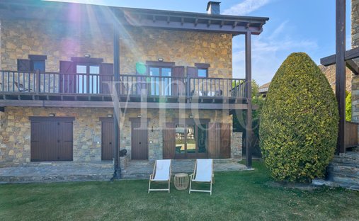 Townhouse in Isovol, Catalonia, Spain 1