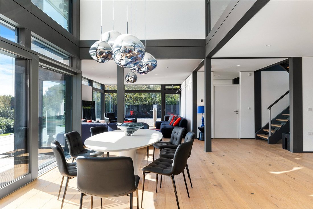 House in Surrey, England 5 - 17247828