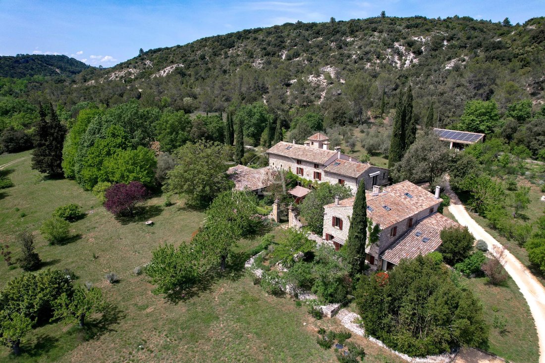 Estate in Uzès, Occitania, France 1 - 18340387