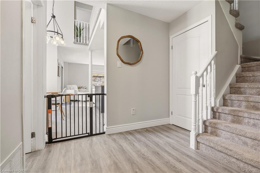 House in Hamilton, Ontario, Canada 3 - 18336438