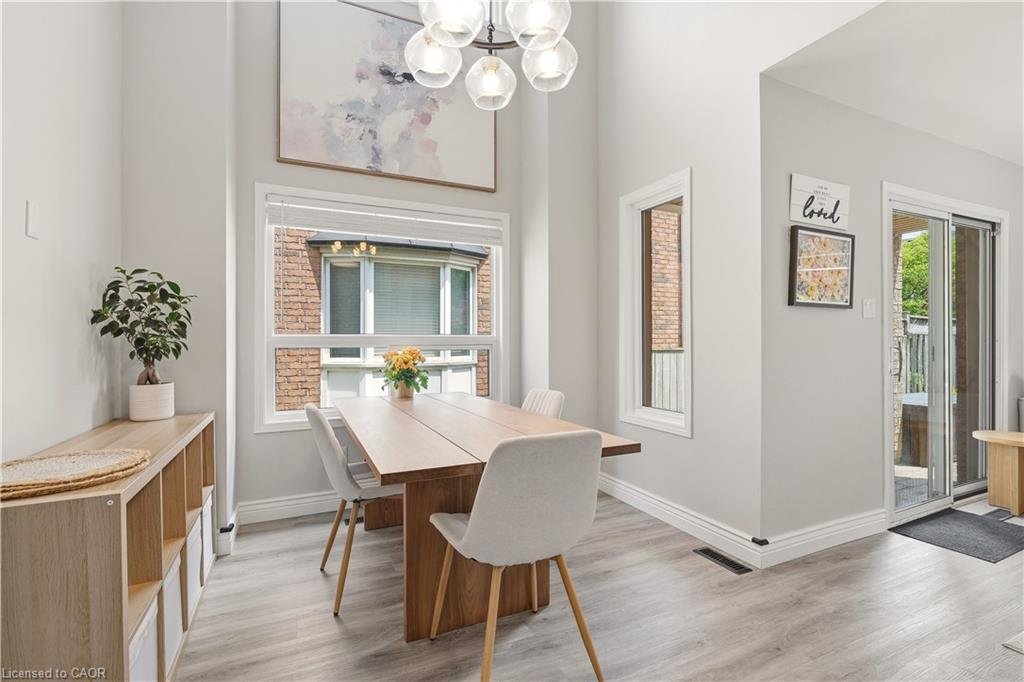 House in Hamilton, Ontario, Canada 5 - 18336438