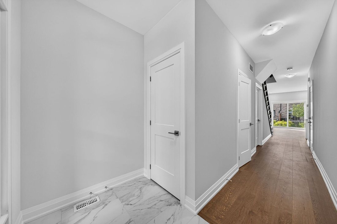 Condo in Guelph, Ontario, Canada 3 - 18342160