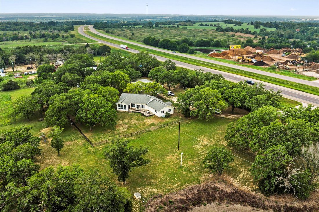 House in McDade, Texas, United States 3 - 18340538