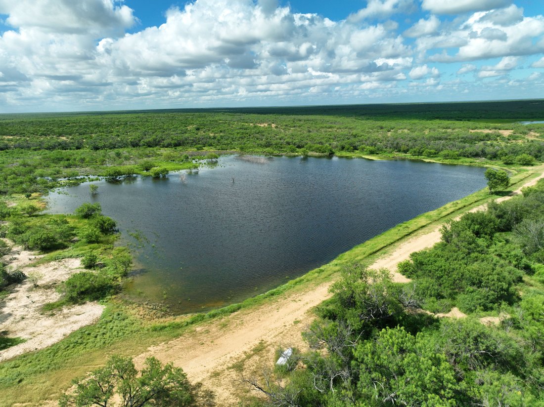 Farm Ranch in Carrizo Springs, Texas, United States 2 - 18342174