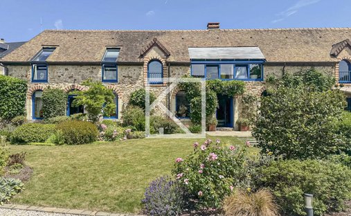House in Saint-Pavace, Pays de la Loire, France 1