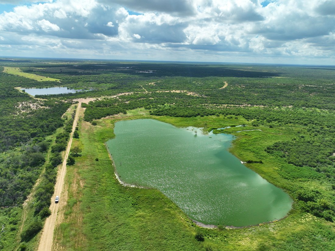 Farm Ranch in Carrizo Springs, Texas, United States 5 - 18342174
