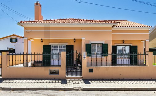 Townhouse in Azeitao (Sao Lourenco e Sao Simao), Setubal, Portugal 1