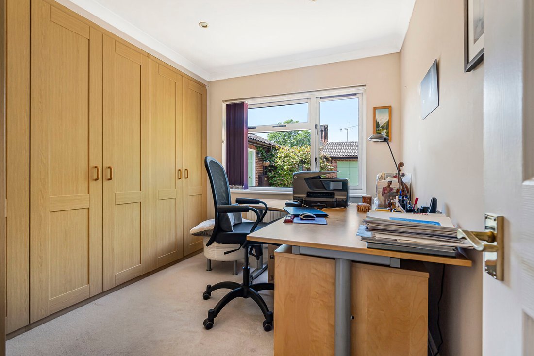 Bungalow in Whitmoor, Worplesdon, England 5 - 18334931