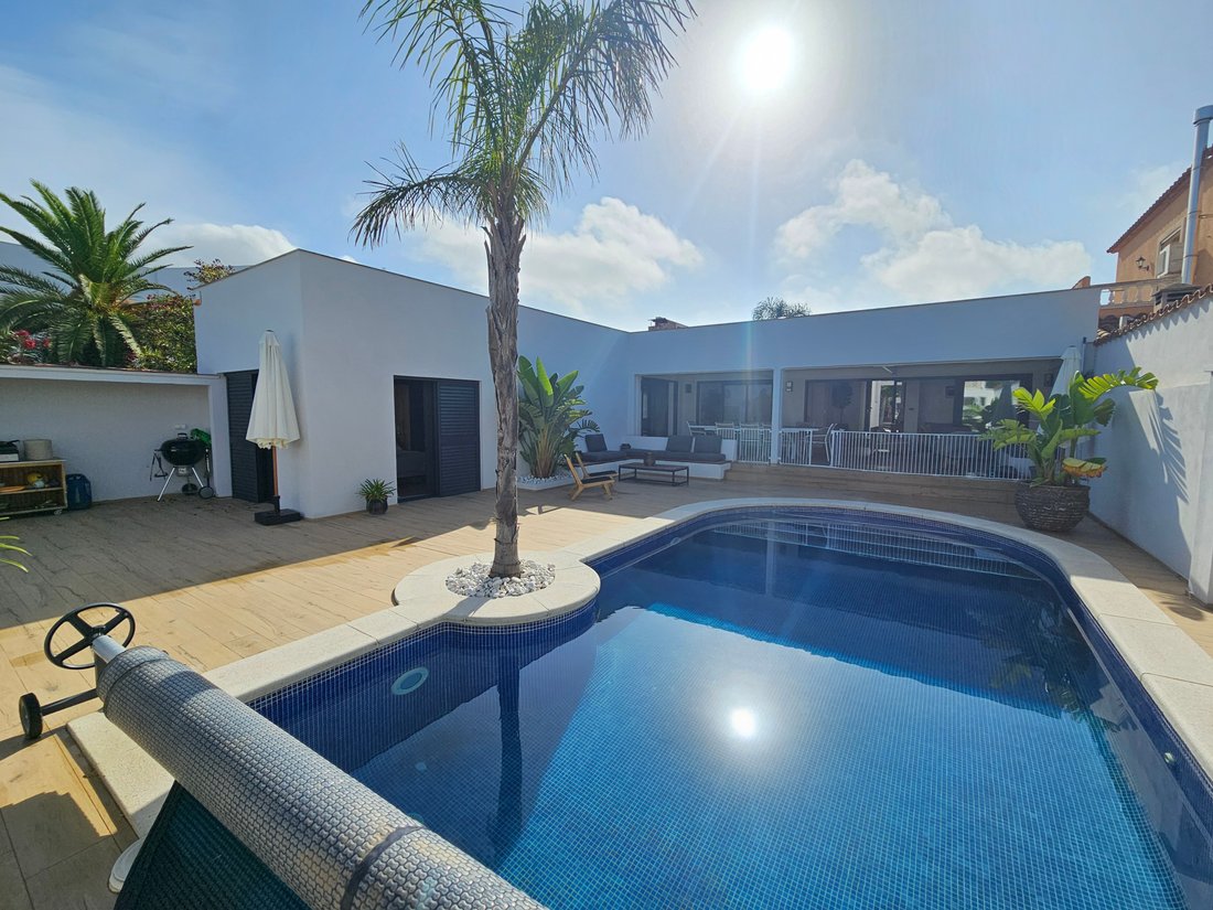 Chalet in Empuriabrava, Catalonia, Spain 1 - 18335330