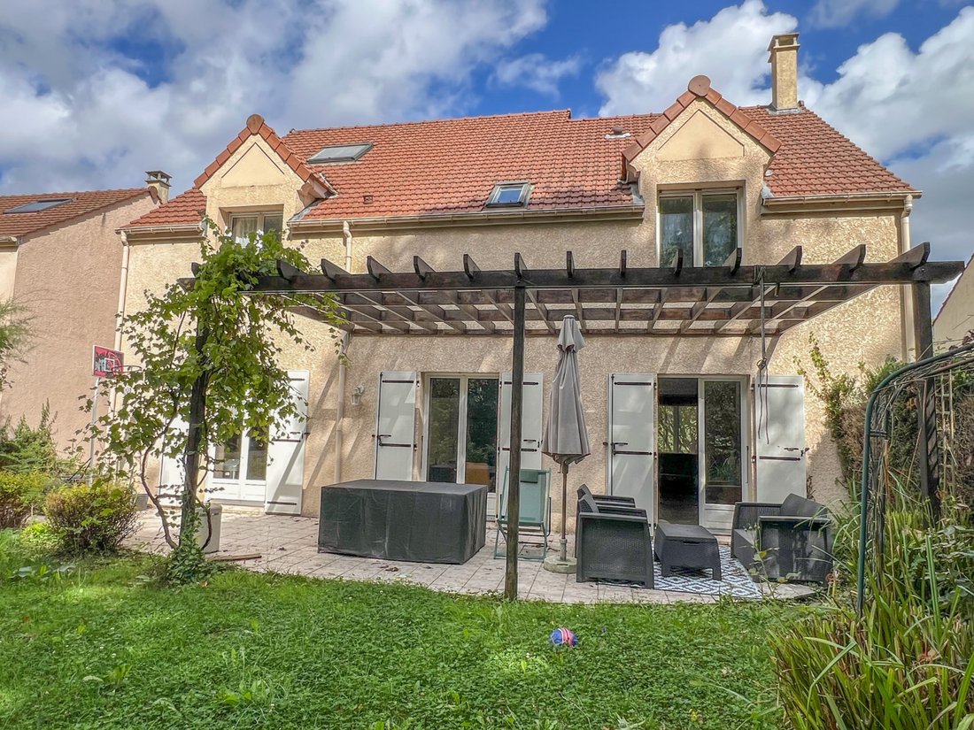 House in Le Mesnil-Saint-Denis, Ile-de-France, France 4 - 18345601