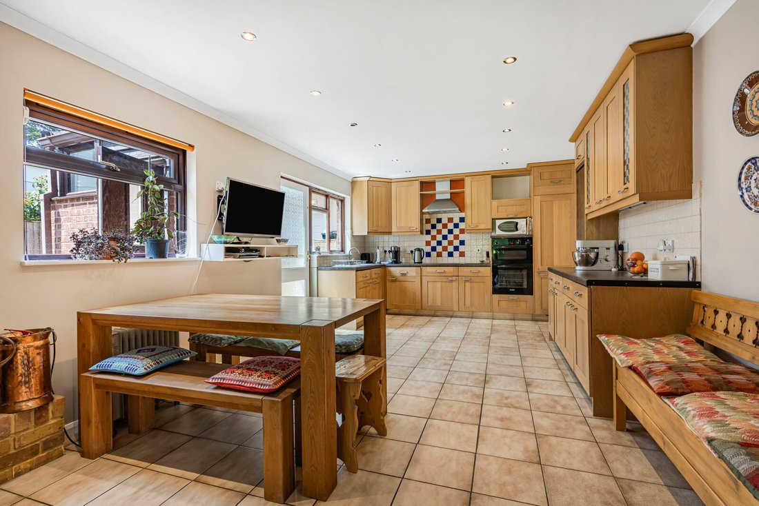 Bungalow in Whitmoor, Worplesdon, England 3 - 18334931