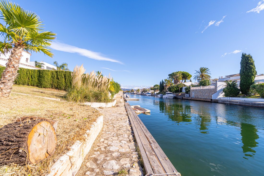 Villa in Empuriabrava, Catalonia, Spain 1 - 18336919