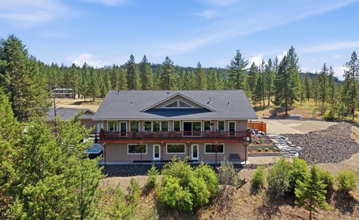 House in Nine Mile Falls, Washington, United States 1