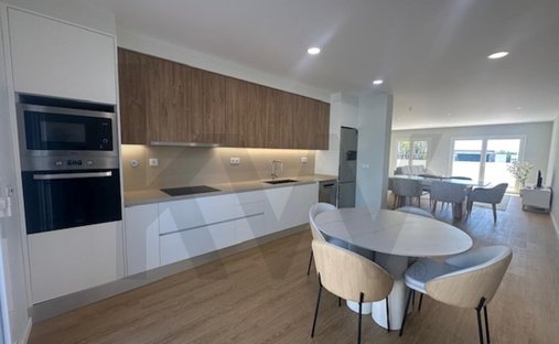 Townhouse in Silveira, Lisbon, Portugal 1