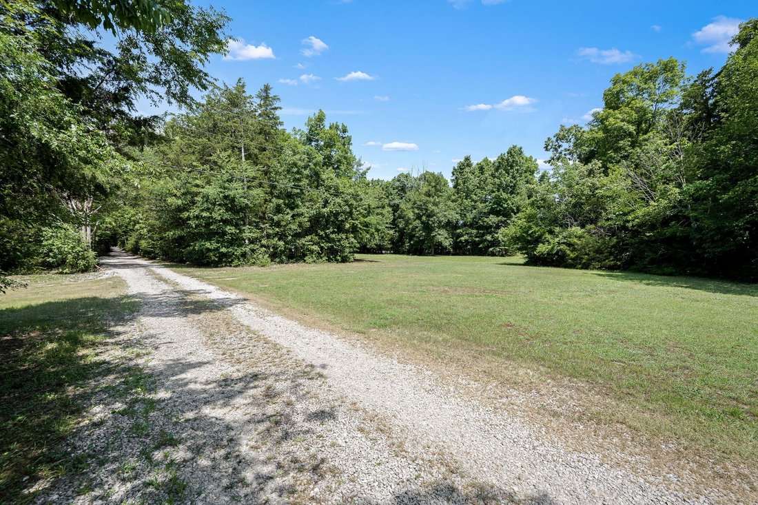 College Grove, Tennessee, United States 2 - 18342400