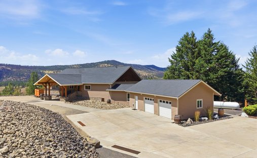 House in Nine Mile Falls, Washington, United States 1