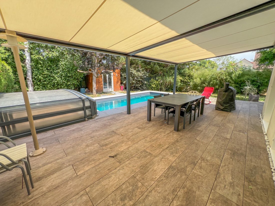 House in Le Mesnil-Saint-Denis, Ile-de-France, France 1 - 18345610