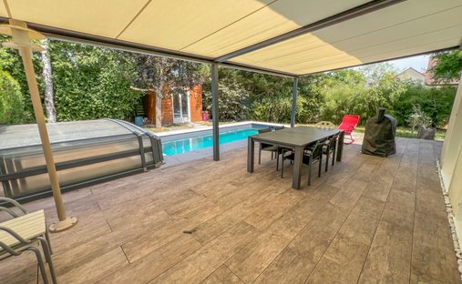 House in Le Mesnil-Saint-Denis, Ile-de-France, France 1