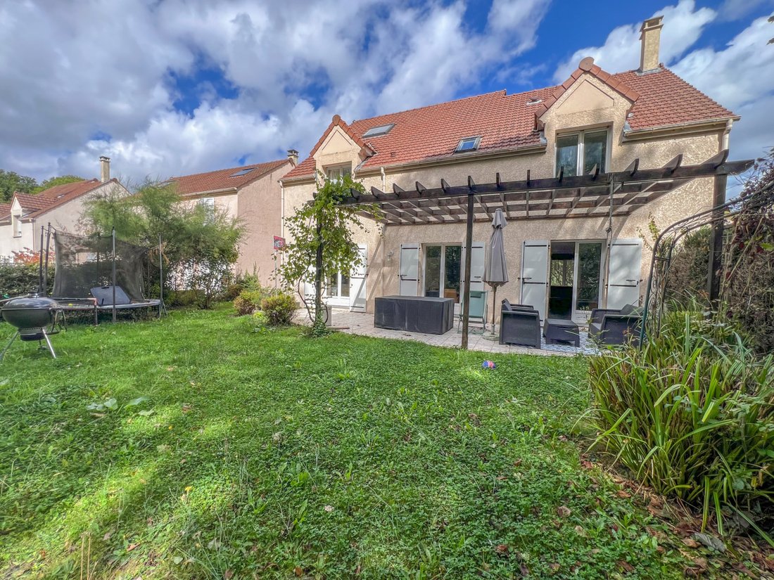 House in Le Mesnil-Saint-Denis, Ile-de-France, France 2 - 18345601