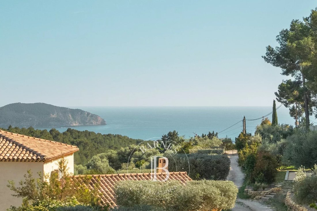 Estate in Ceyreste, Provence-Alpes-Côte d'Azur, France 1 - 18337305