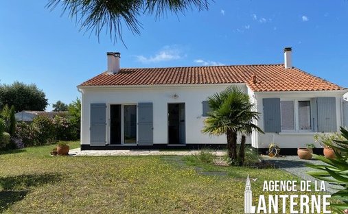 House in La Bree-les-Bains, Nouvelle-Aquitaine, France 1