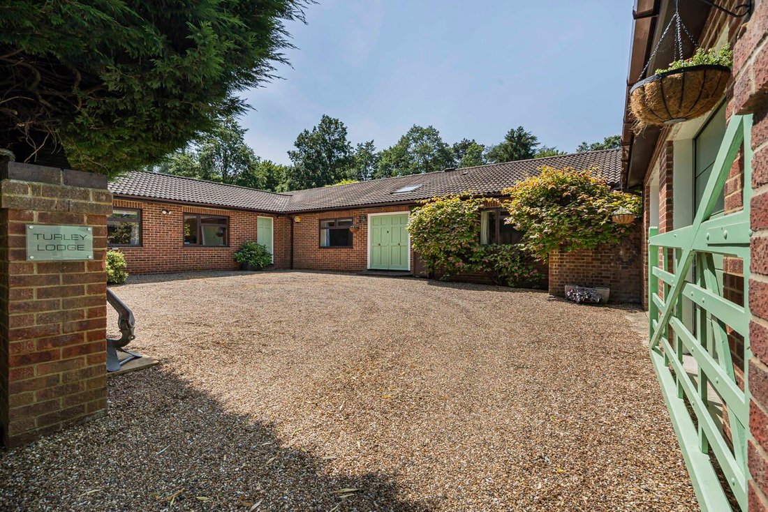 Bungalow in Whitmoor, Worplesdon, England 1 - 18334931