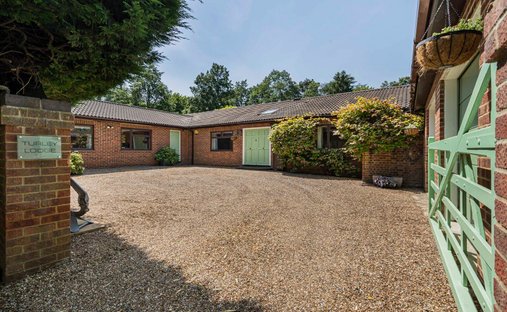 Bungalow in Whitmoor, Worplesdon, England 1