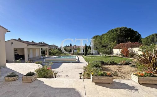 Estate in Est Nord, Vaison-la-Romaine, France 1