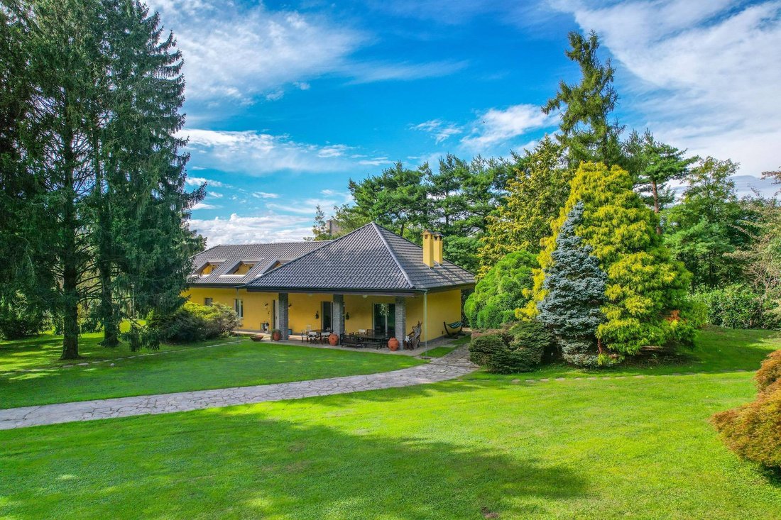 Villa in Angera, Lombardy, Italy 4 - 18341685