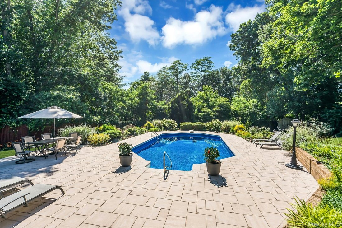 House in Hauppauge, New York, United States 3 - 18348164