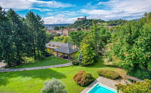 Villa in Angera, Lombardei, Italien 1