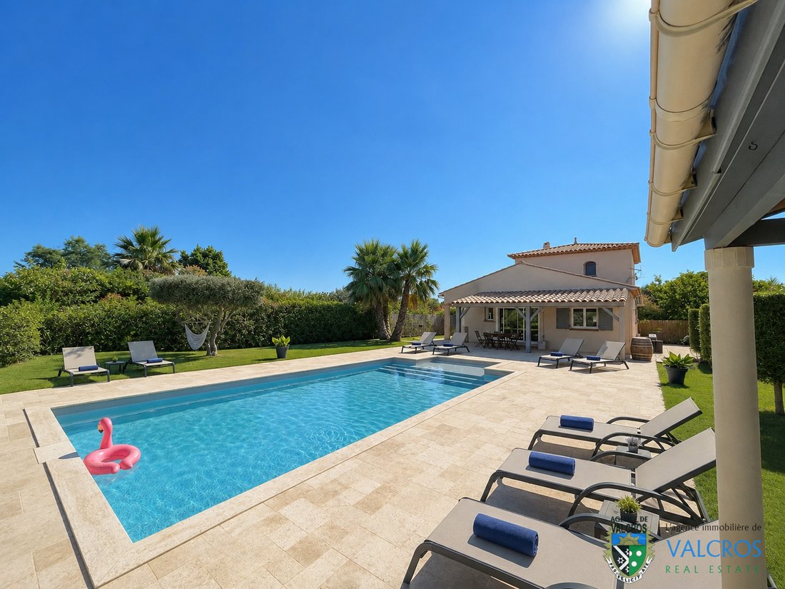 Estate in La Londe-les-Maures, Provence-Alpes-Côte d'Azur, France 1 - 18128036