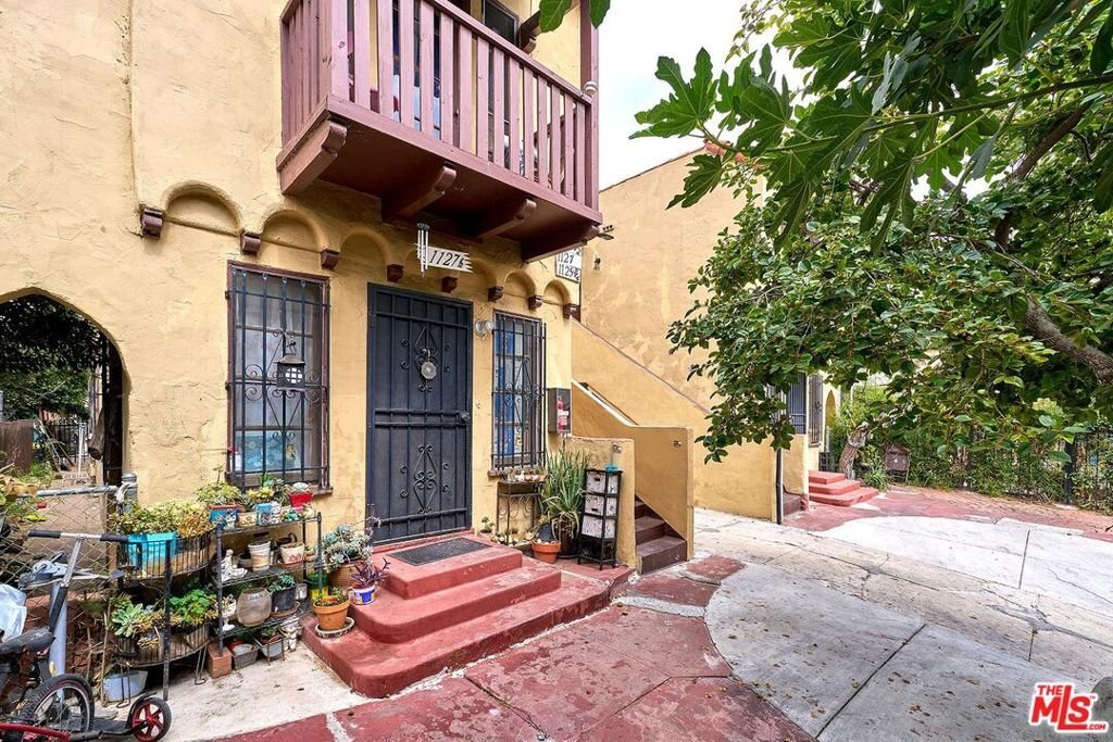 Los Angeles, California, United States 3 - 18339683
