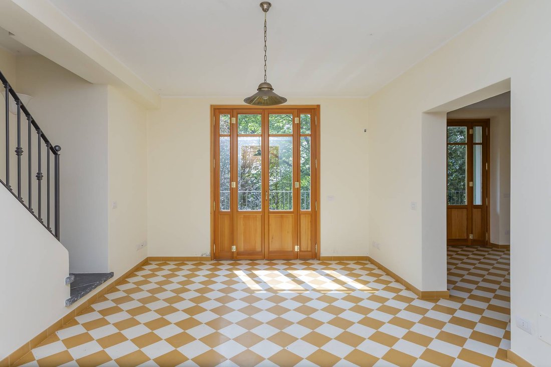 Villa in Brunate, Lombardy, Italy 1 - 18341764