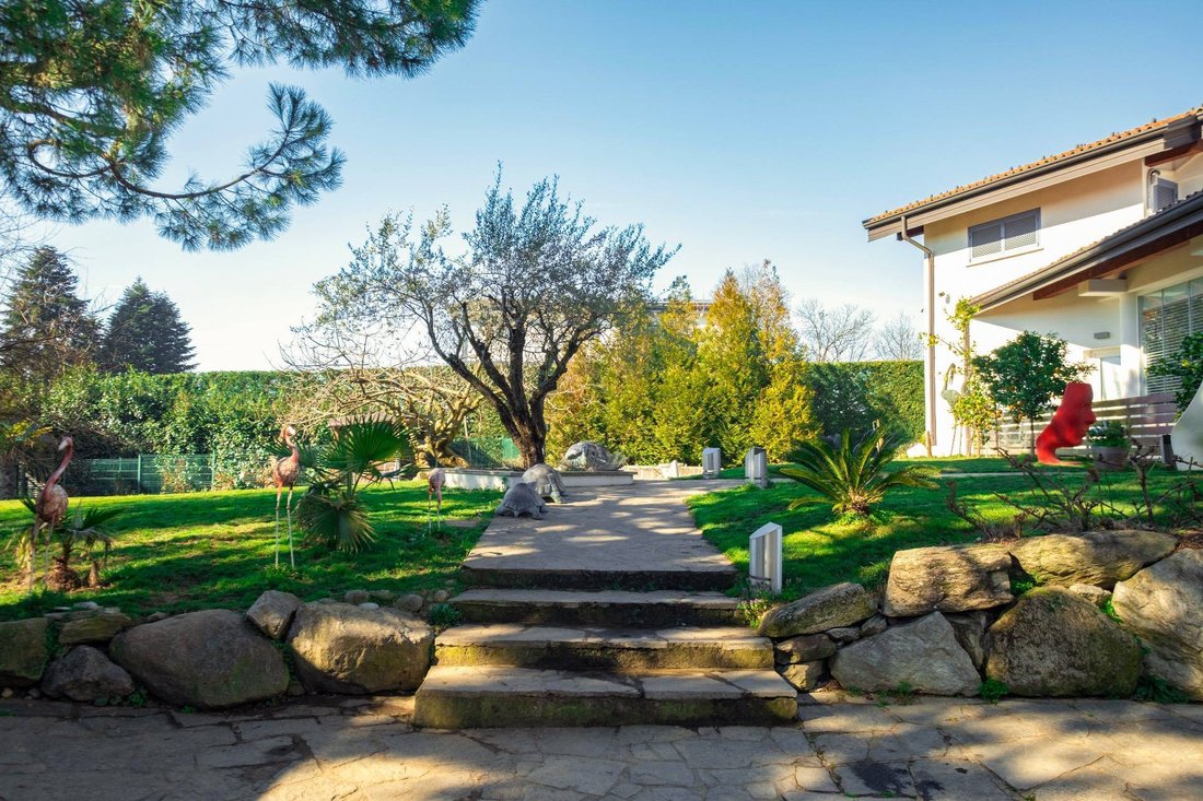 Villa in Capiago Intimiano, Lombardei, Italien 3 - 18341698